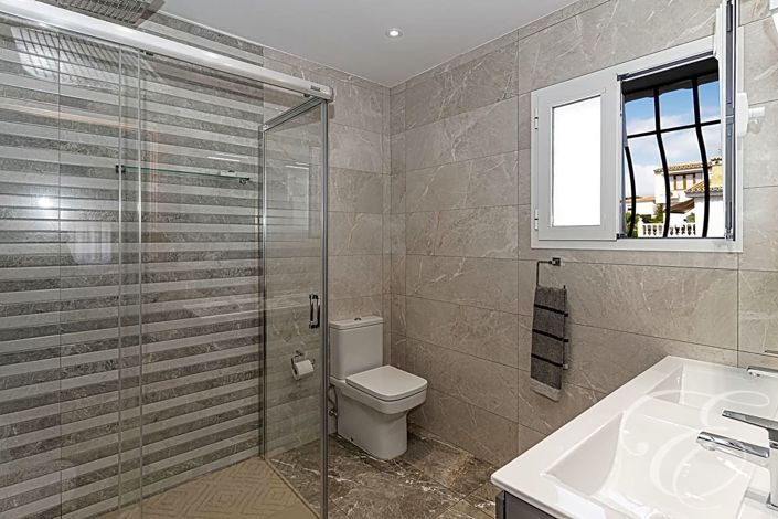 Image No.17-6 Bed Property for sale