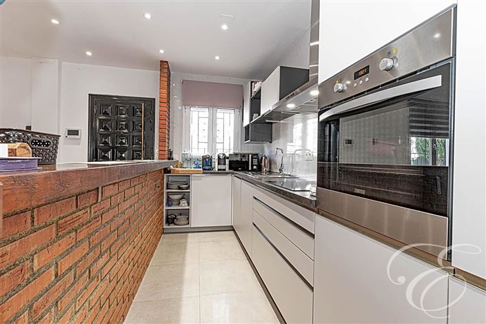 Image No.24-6 Bed Property for sale