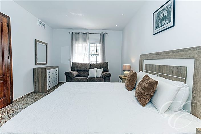 Image No.26-6 Bed Property for sale