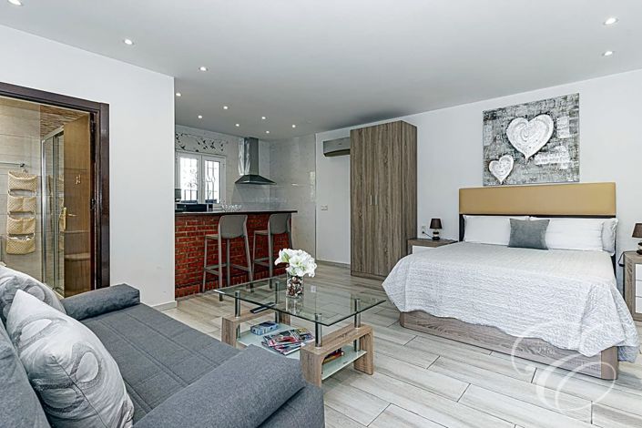 Image No.27-6 Bed Property for sale