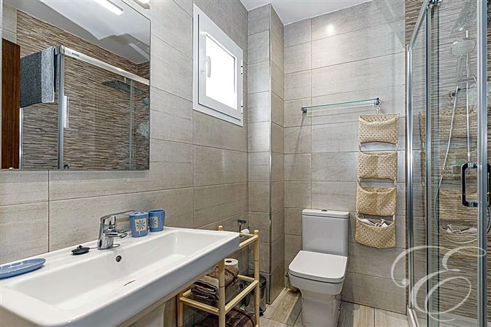 Image No.28-6 Bed Property for sale