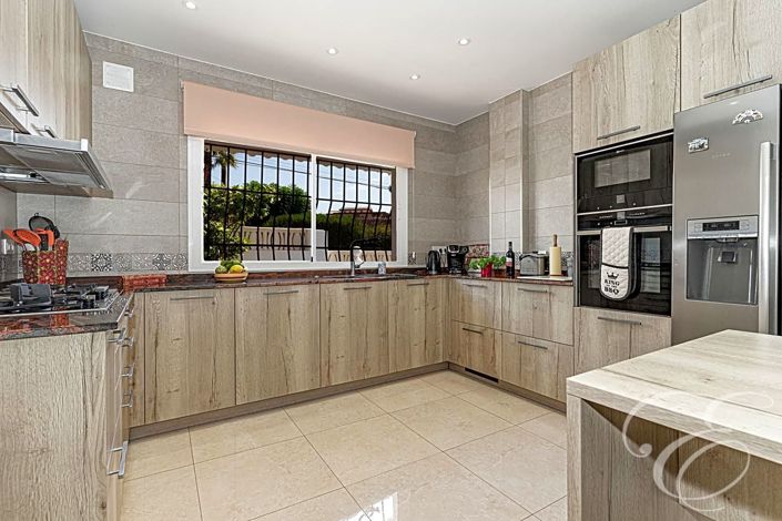 Image No.8-6 Bed Property for sale