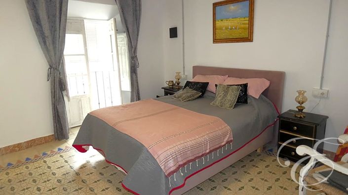 Image No.18-7 Bed Property for sale