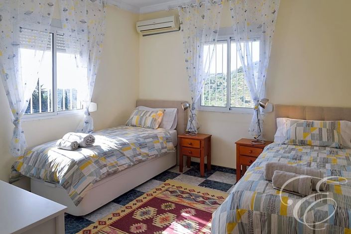 Image No.10-7 Bed Property for sale