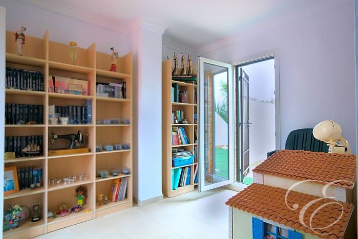 Image No.21-3 Bed Property for sale