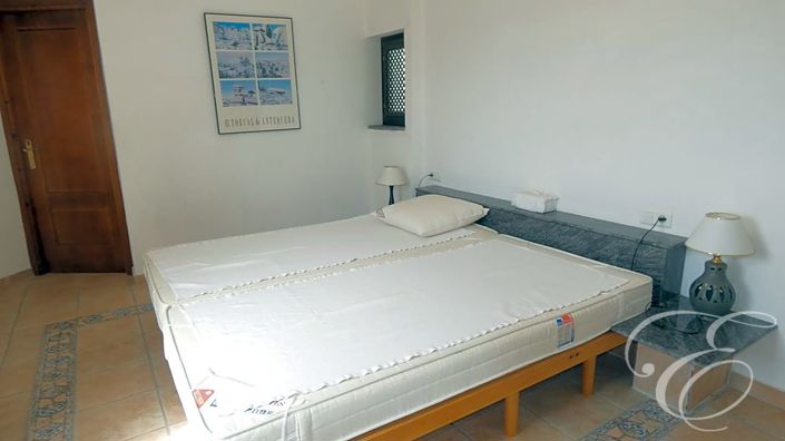 Image No.28-6 Bed Property for sale