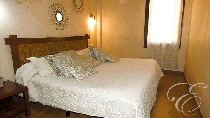 Image No.11-7 Bed Property for sale