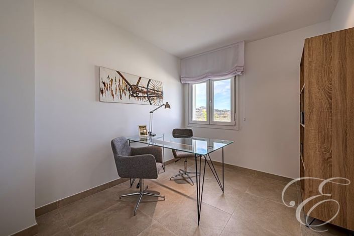 Image No.10-3 Bed Property for sale