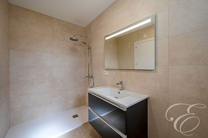 Image No.8-3 Bed Property for sale