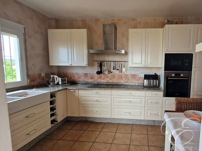 Image No.4-4 Bed Property for sale