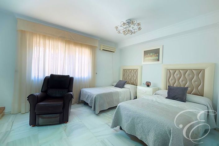 Image No.15-3 Bed Property for sale