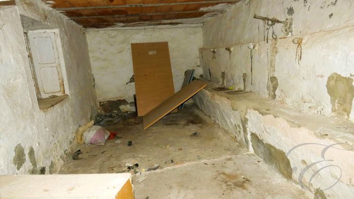 Image No.12-6 Bed Property for sale