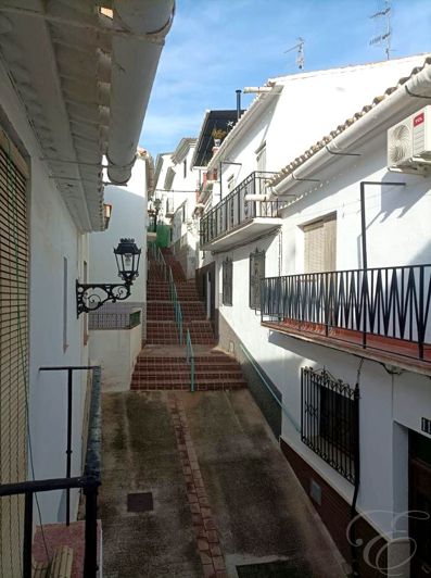 Image No.12-5 Bed Property for sale