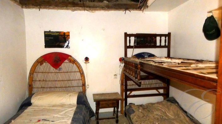 Image No.16-6 Bed Property for sale