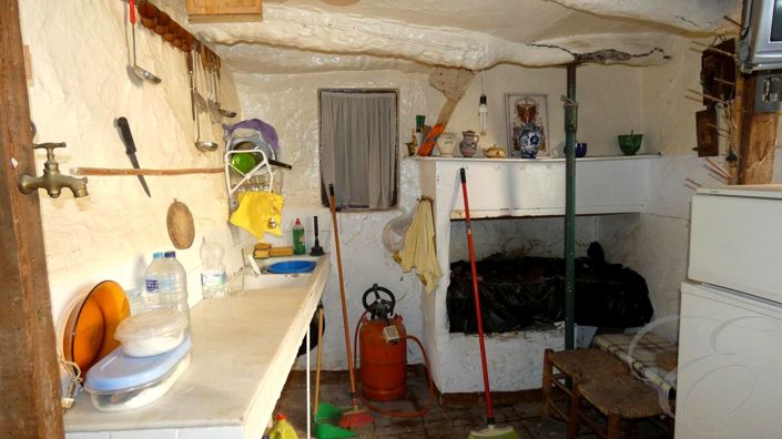 Image No.9-6 Bed Property for sale