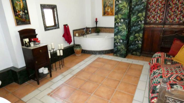 Image No.17-6 Bed Property for sale