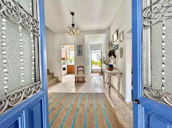 Image No.1-5 Bed Property for sale