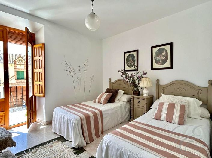 Image No.5-5 Bed Property for sale