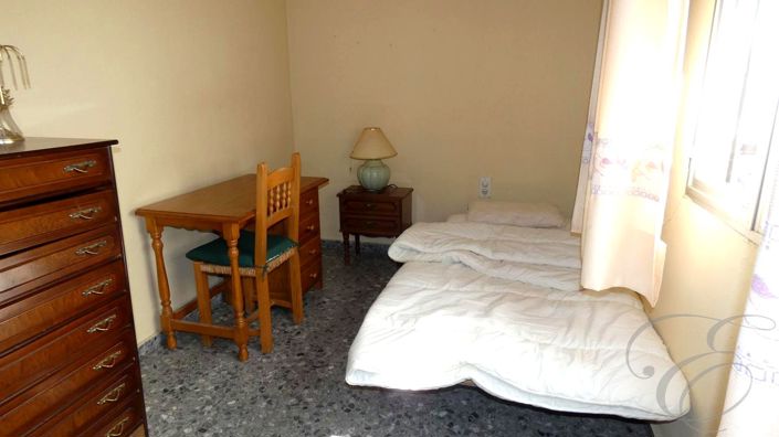 Image No.12-6 Bed Property for sale