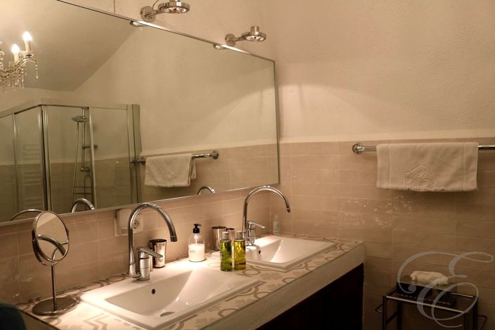 Image No.26-5 Bed Property for sale