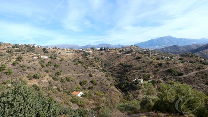 Image No.24-6 Bed Property for sale