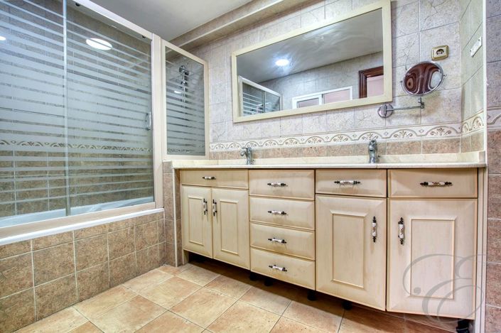 Image No.13-5 Bed Property for sale