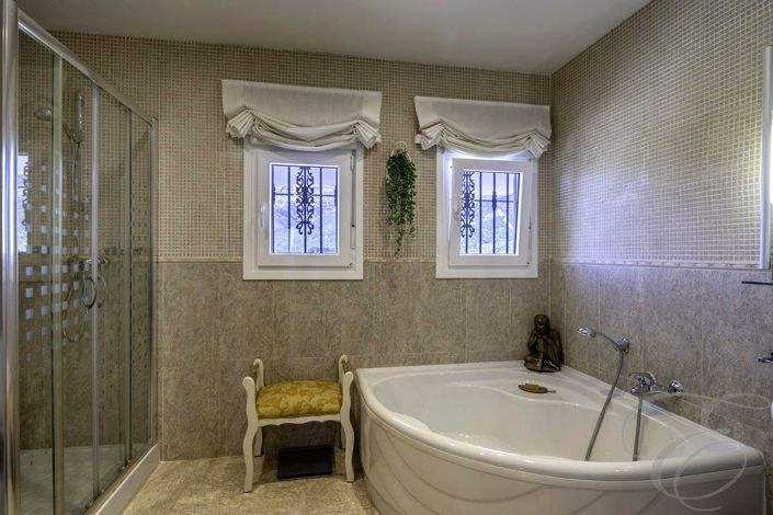 Image No.21-4 Bed Property for sale