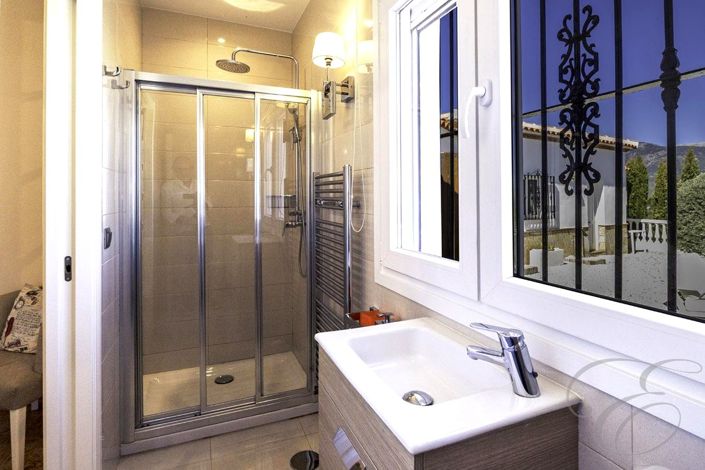 Image No.26-4 Bed Property for sale