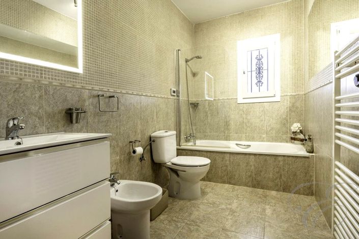 Image No.28-4 Bed Property for sale