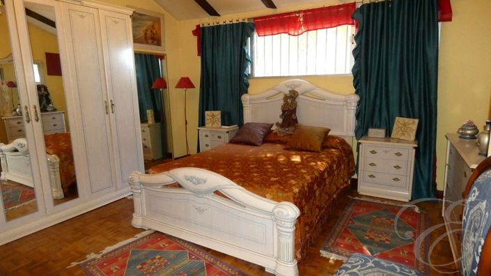 Image No.12-5 Bed Property for sale