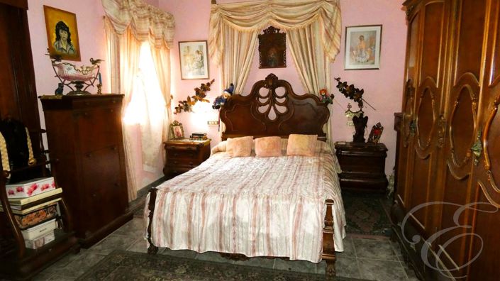 Image No.9-5 Bed Property for sale