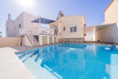 Detached-Villa-for-sale-in-La-Marina--1---Portals-