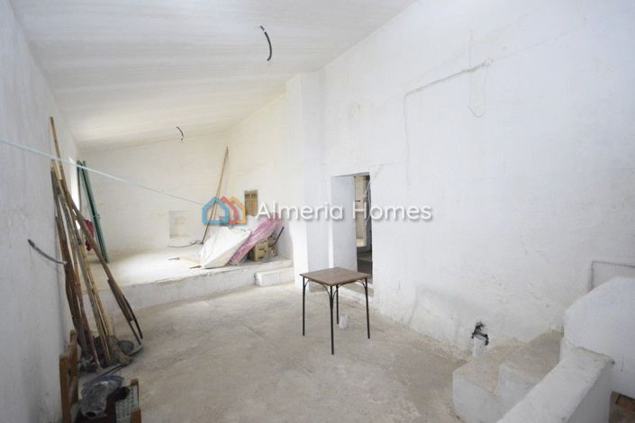 Image No.18-6 Bed Country House for sale