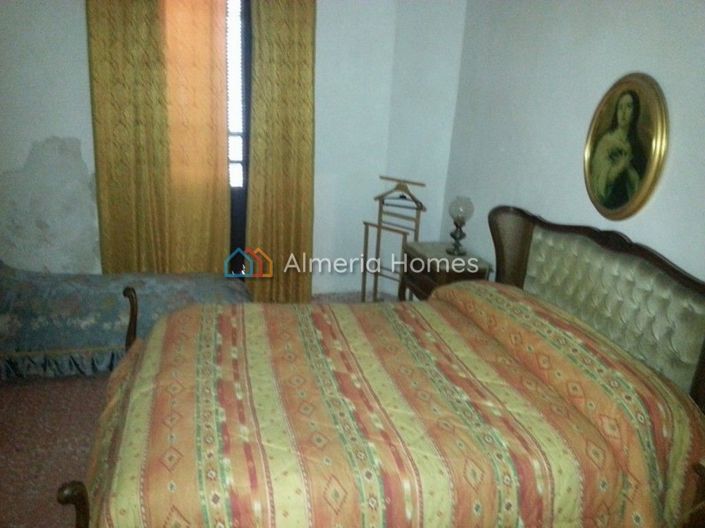 Image No.14-9 Bed Townhouse for sale