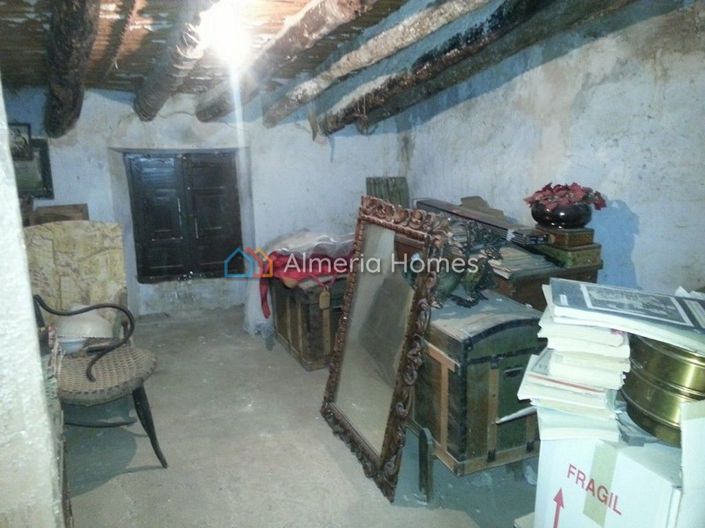 Image No.15-9 Bed Townhouse for sale