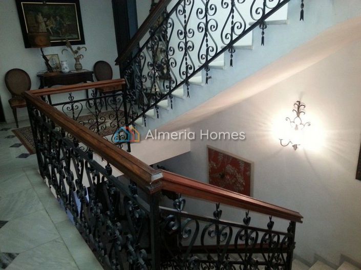 Image No.3-9 Bed Townhouse for sale