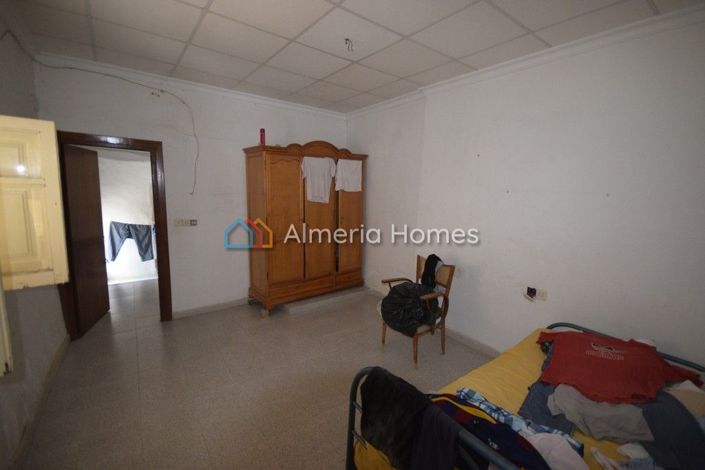 Image No.10-6 Bed Townhouse for sale