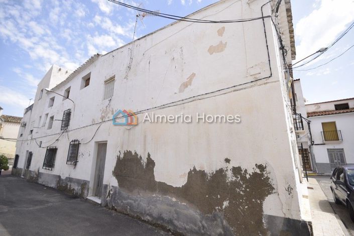 Image No.13-6 Bed Townhouse for sale