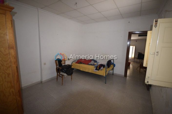 Image No.9-6 Bed Townhouse for sale