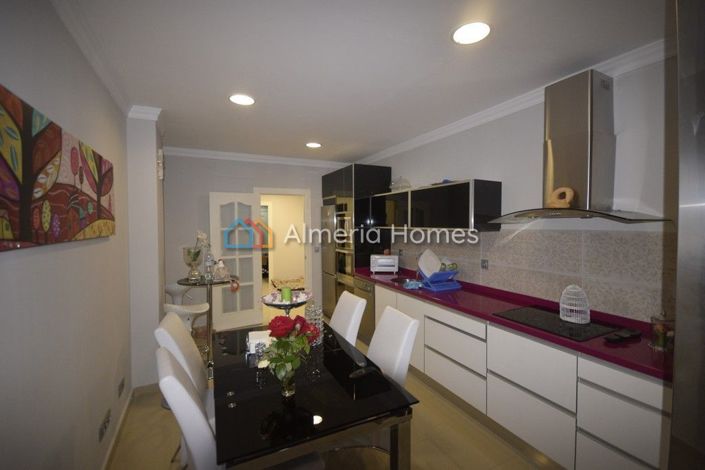 Image No.4-4 Bed Townhouse for sale