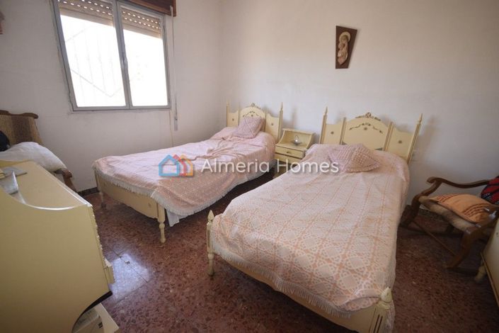 Image No.10-6 Bed Townhouse for sale