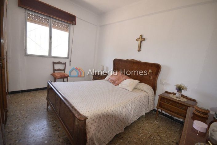 Image No.3-6 Bed Townhouse for sale