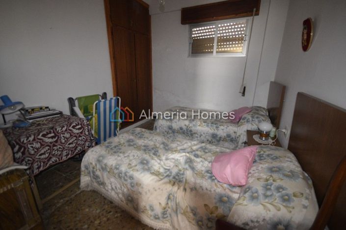 Image No.4-6 Bed Townhouse for sale