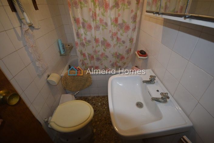 Image No.6-6 Bed Townhouse for sale