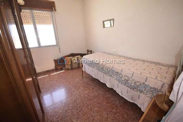 Image No.8-6 Bed Townhouse for sale