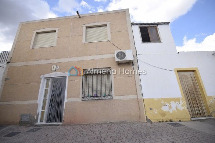 Image No.1-4 Bed Townhouse for sale