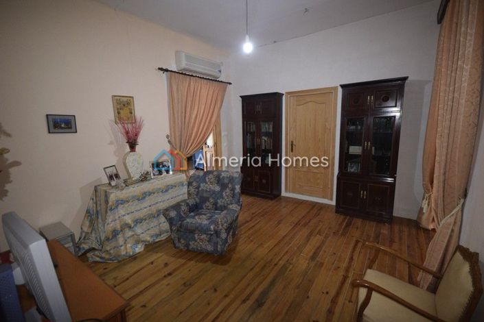 Image No.13-6 Bed Townhouse for sale