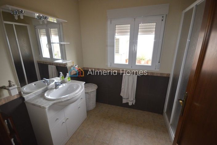 Image No.14-6 Bed Townhouse for sale