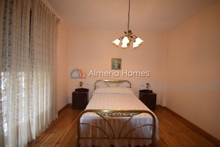 Image No.17-6 Bed Townhouse for sale