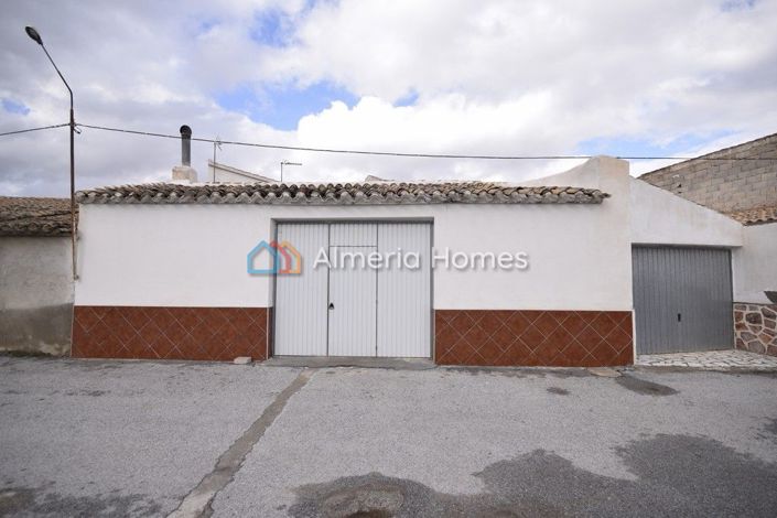 Image No.19-6 Bed Townhouse for sale